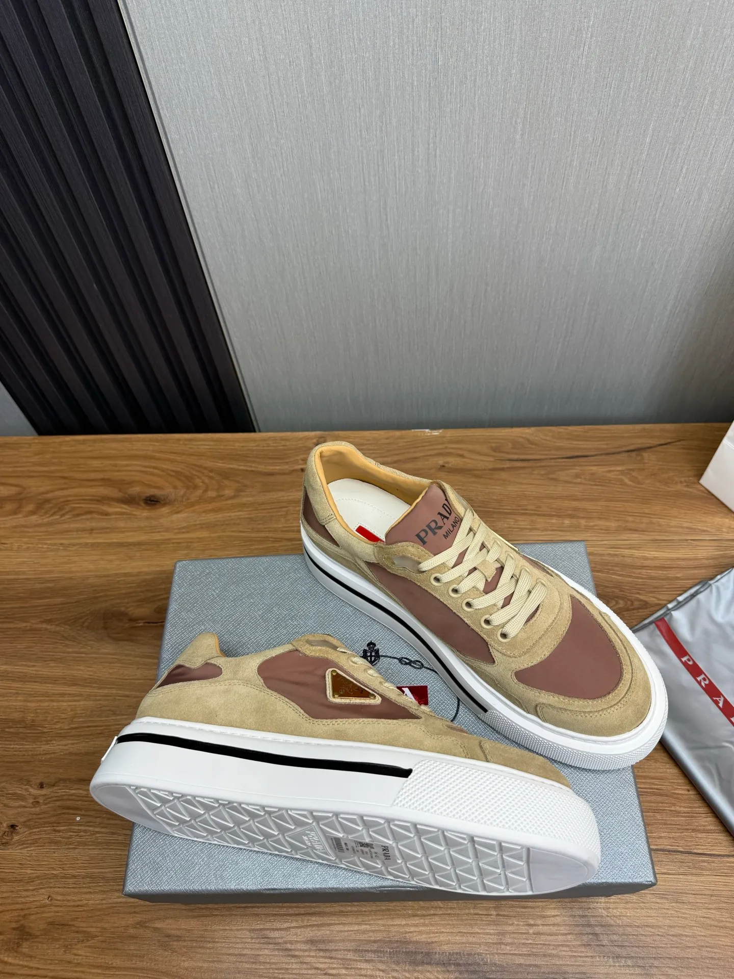 Men's shoes 💰580💰 [PRADA] Hot-selling men's shoes shipped 👏Official website synchronized ⬆️ Original cowhide fabric + cowhide lining, cowhide feet 🐮 1:1 shipment ✔️Original original sole, 38-45 (45. Customized, non-refundable)
